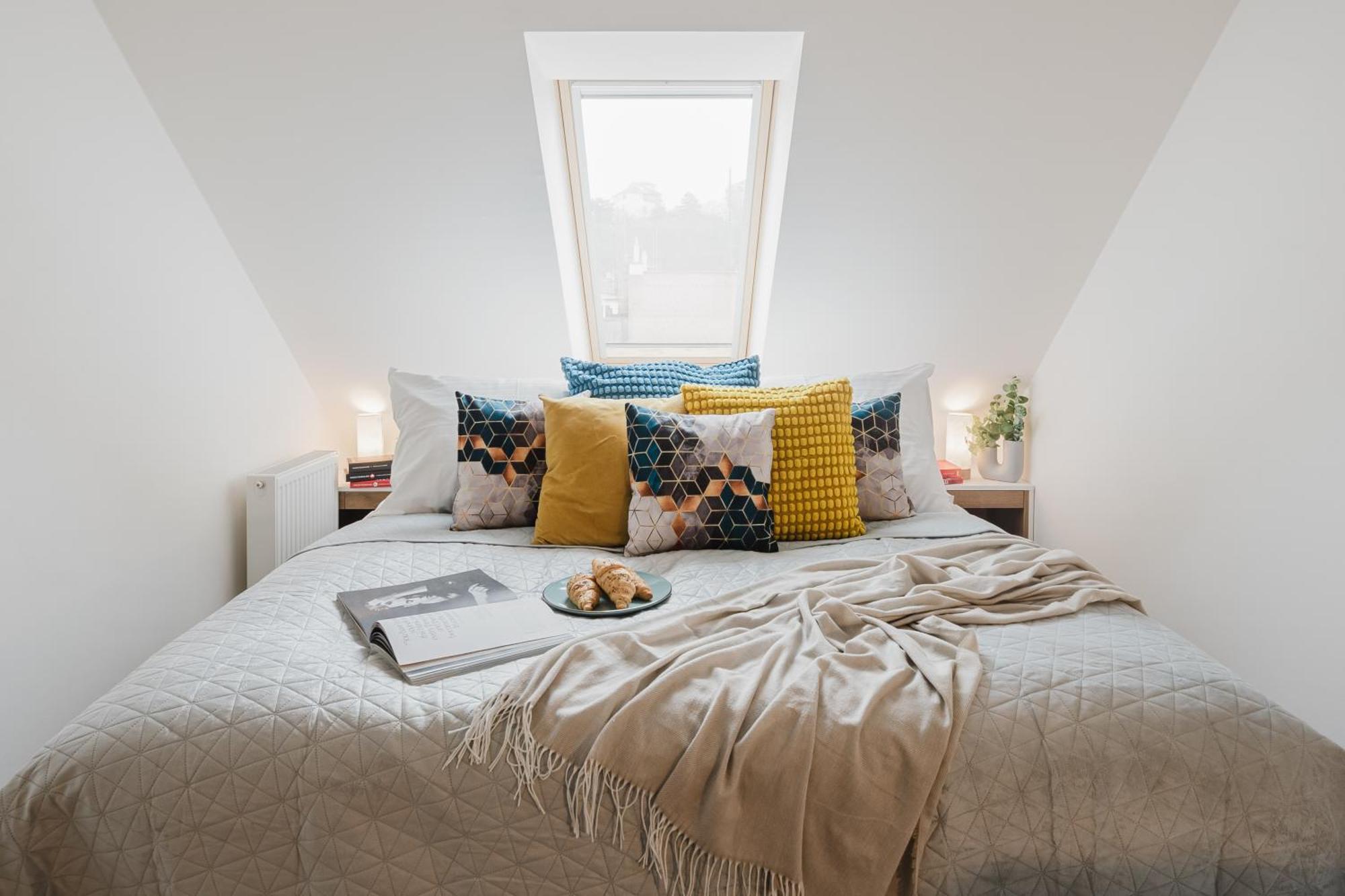 Days - Attic 1bdr - Workspace - Garage - Smichov Apartment Prague